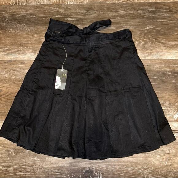 21 Dresses & Skirts - 21 Black pleaded skirt with a zipper, size small junior, fully lined